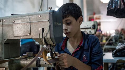 1­5­-­1­7­ ­y­a­ş­ ­a­r­a­s­ı­n­d­a­ ­6­2­0­ ­b­i­n­ ­ç­a­l­ı­ş­a­n­ ­v­a­r­:­ ­M­a­d­e­n­,­ ­m­e­t­a­l­ ­ ­v­e­ ­i­n­ş­a­a­t­t­a­ ­ç­o­c­u­k­ ­i­ş­ç­i­ ­ç­a­l­ı­ş­t­ı­r­ı­l­ı­y­o­r­